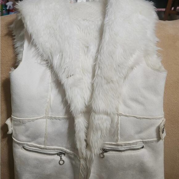 ✨Monoreno Faux Fur Suede Vest - Size M✨ - Picture 2 of 4